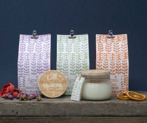 Szójagyertya Üvegben Fa Fedéllel- Erdei Bogyók/180g, ajándékcsomagolás