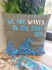 Pamut Párnahuzat Felirattal - We are Waves - Szürke, Kék és Natúr