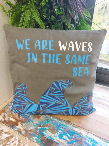 Pamut Párnahuzat Felirattal - We are Waves - Szürke, Kék és Natúr