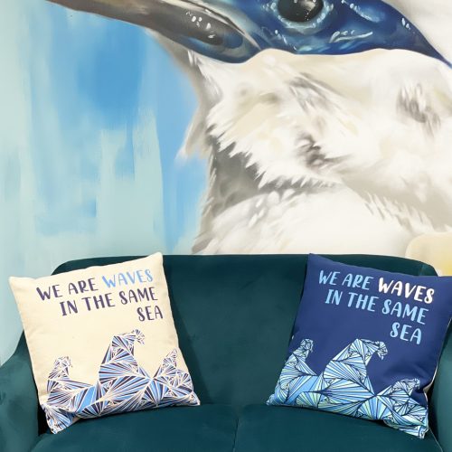 Pamut Párnahuzat Felirattal - We are Waves - Szürke, Kék és Natúr