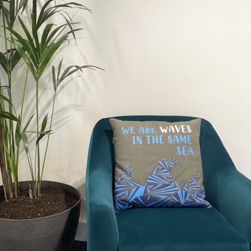 Pamut Párnahuzat Felirattal - We are Waves - Szürke, Kék és Natúr
