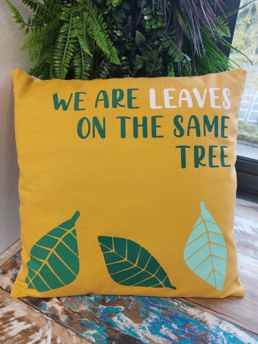 Pamut Párnahuzat Felirattal - We are Leaves - Sárga, Kék és Natúr