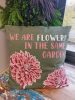 Pamut Párnahuzat Felirattal - We are Flowers - Olívazöld, Rózsaszín és Natúr