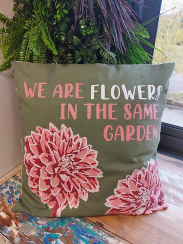 Pamut Párnahuzat Felirattal - We are Flowers - Olívazöld, Rózsaszín és Natúr